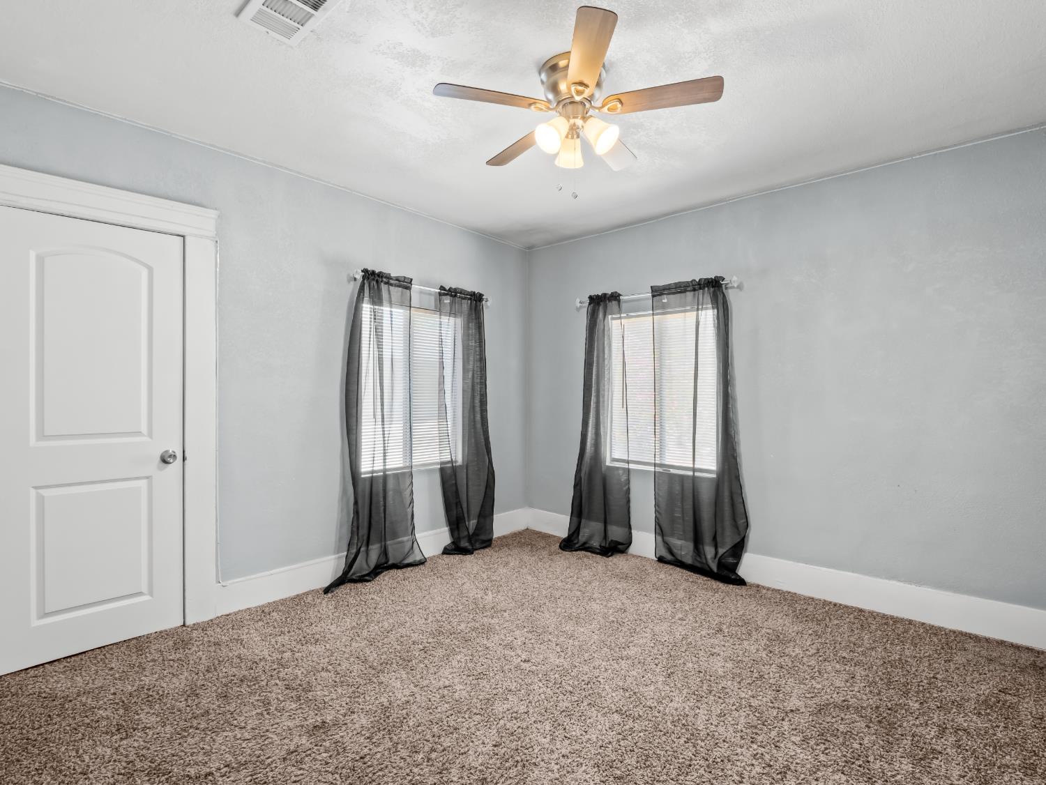 1211 Clinton Ave, Fresno, CA 93704