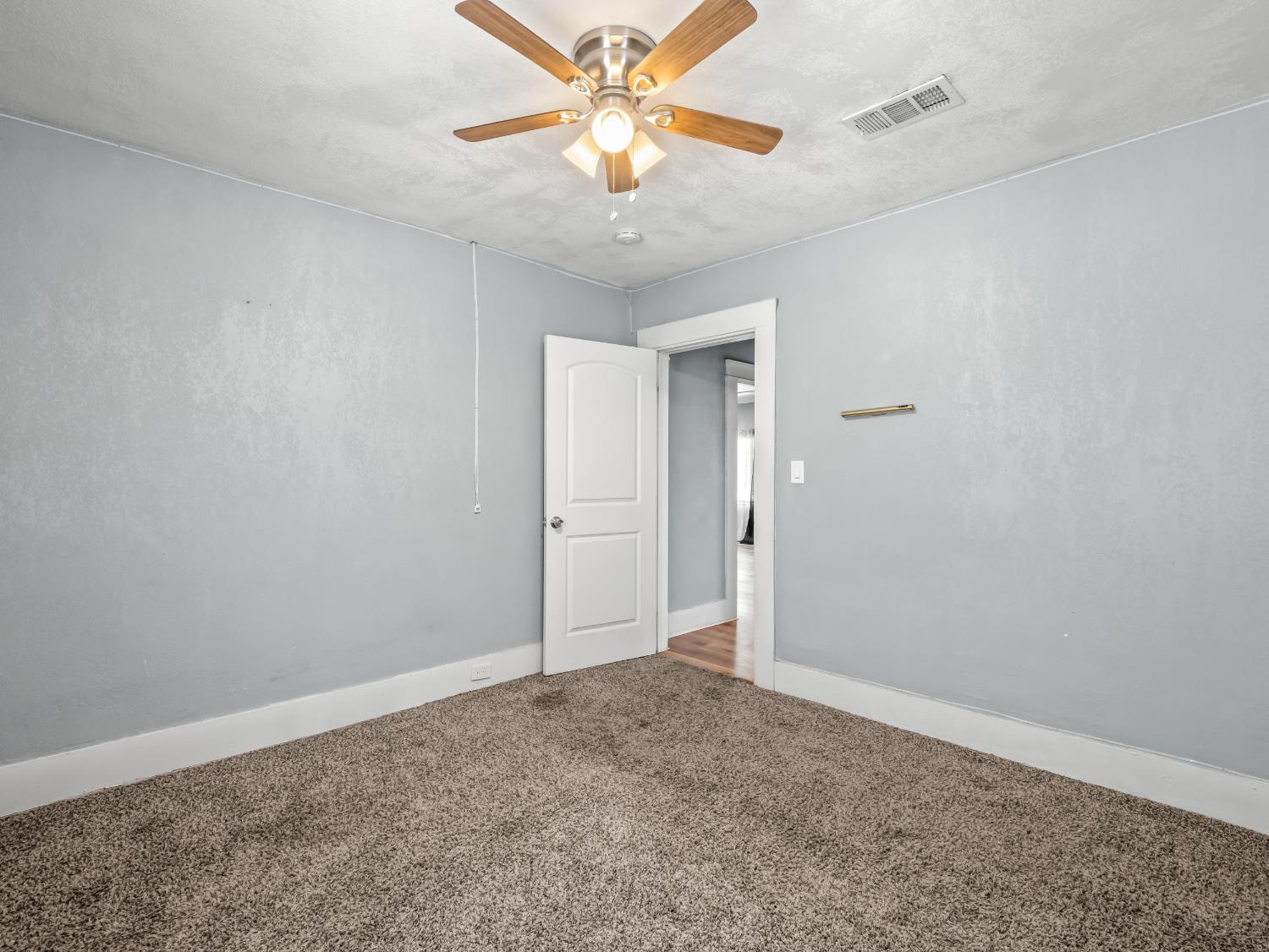 1211 Clinton Ave, Fresno, CA 93704