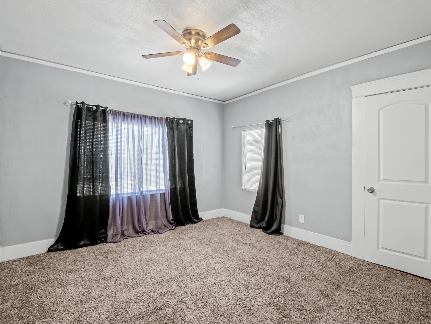 1211 Clinton Ave, Fresno, CA 93704