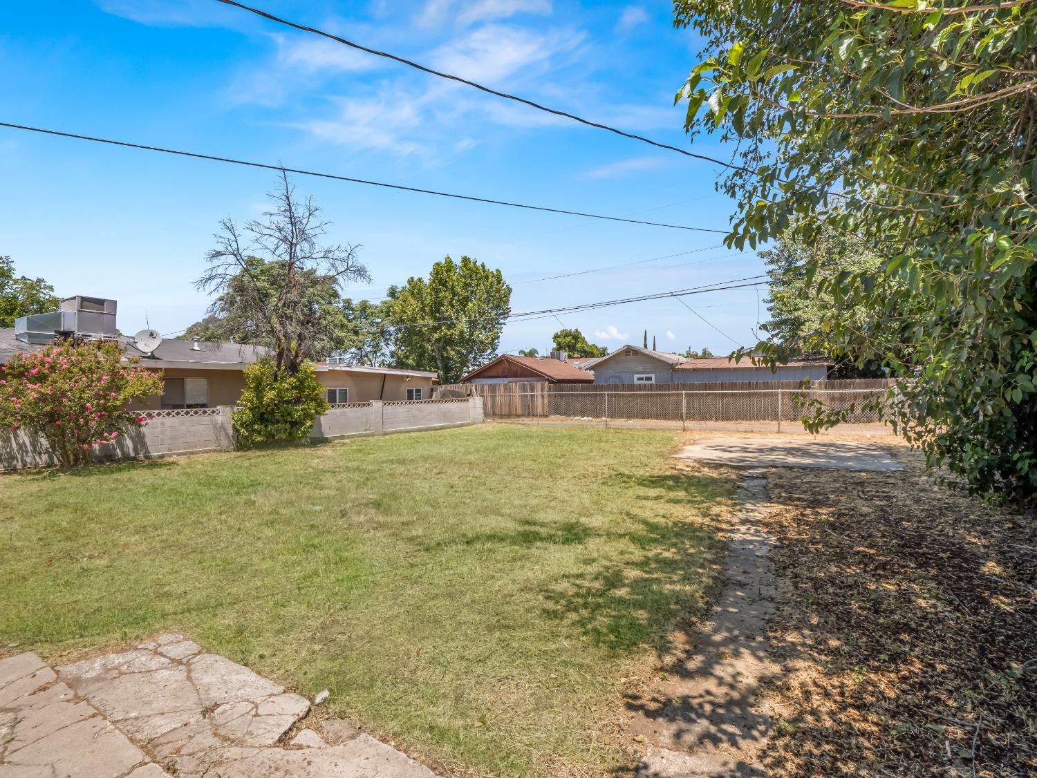 1211 Clinton Ave, Fresno, CA 93704