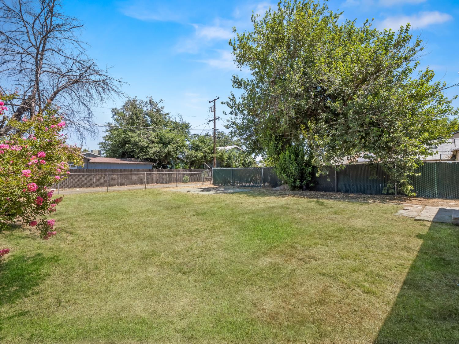 1211 Clinton Ave, Fresno, CA 93704