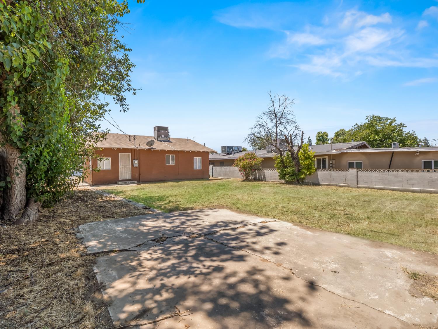 1211 Clinton Ave, Fresno, CA 93704