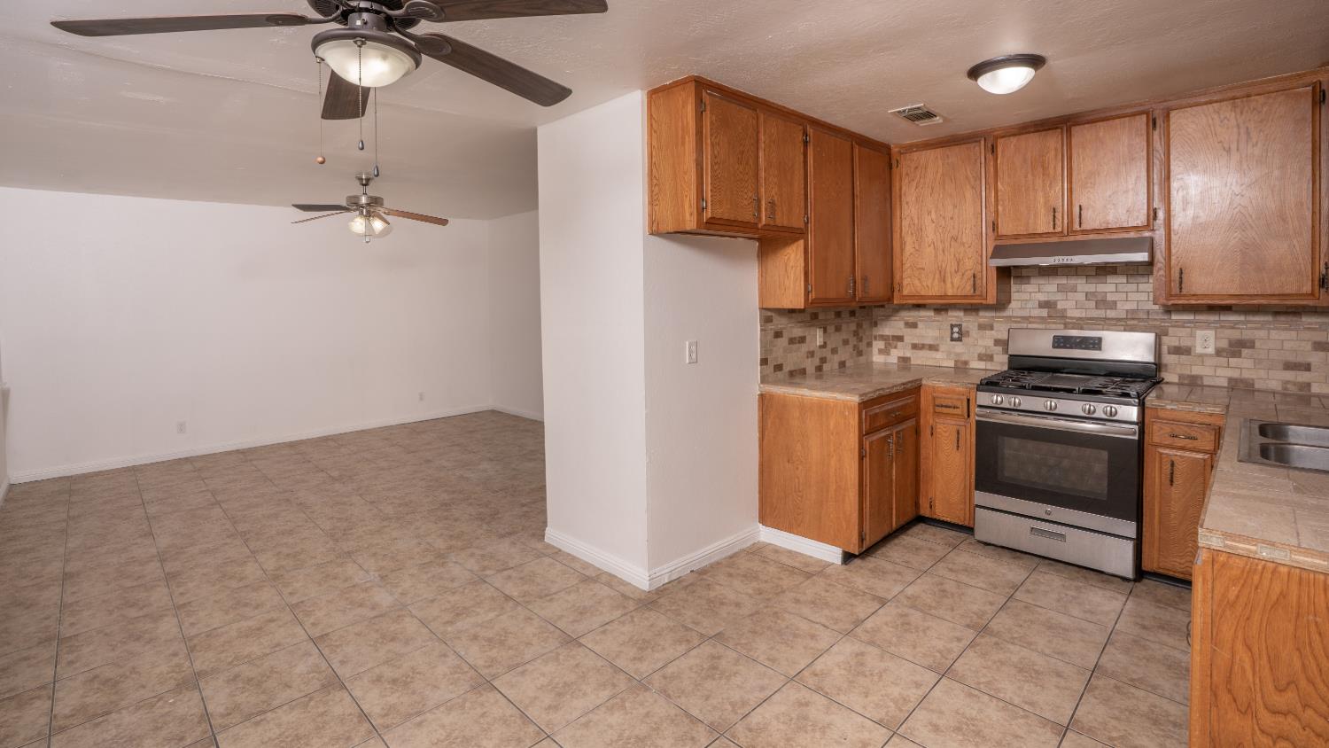 261 E Pleasant St, Coalinga, CA 93210