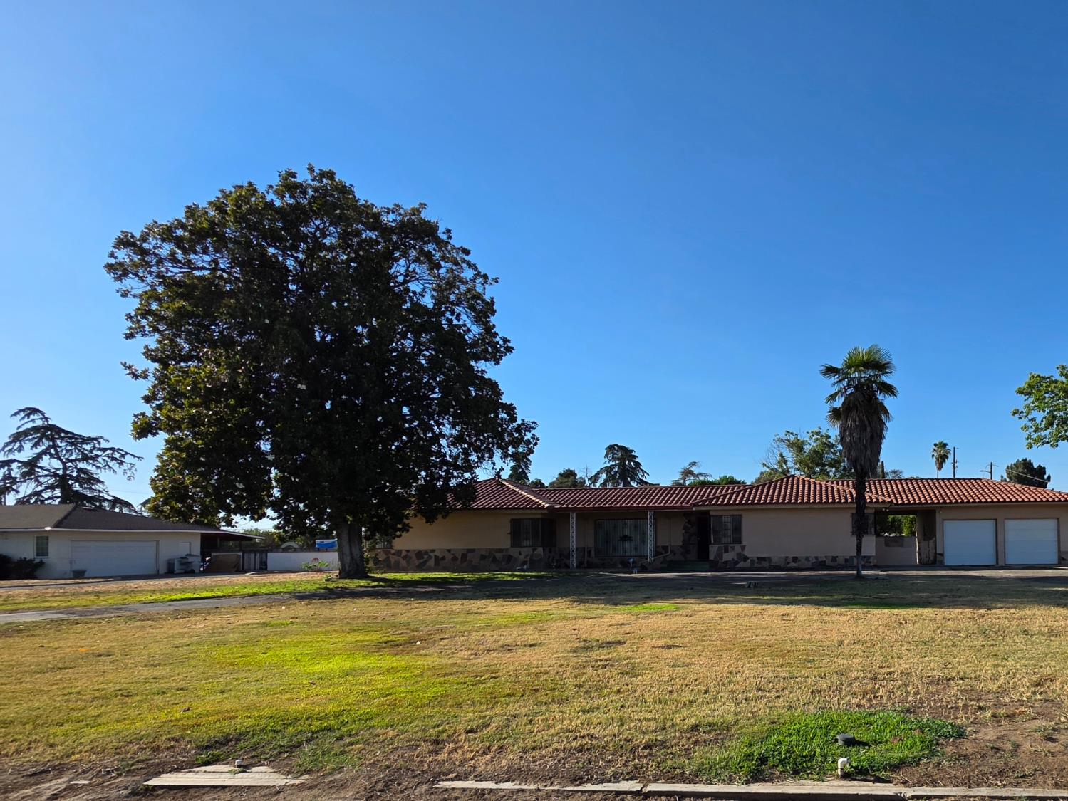 2010 W Kearney Blvd, Fresno, CA 93706