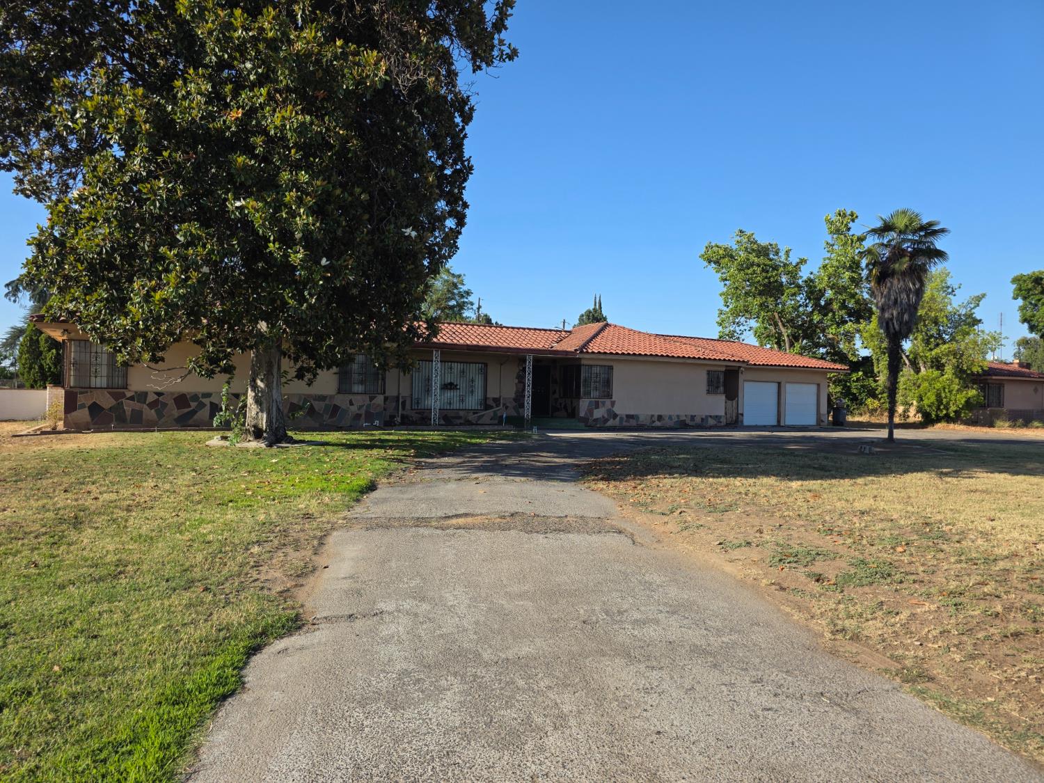 2010 W Kearney Blvd, Fresno, CA 93706