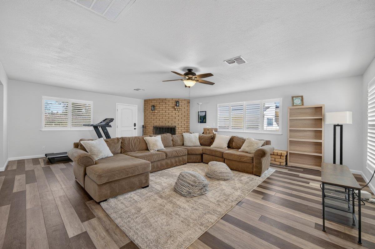 11839 E Ashlan Ave, Sanger, CA 93657