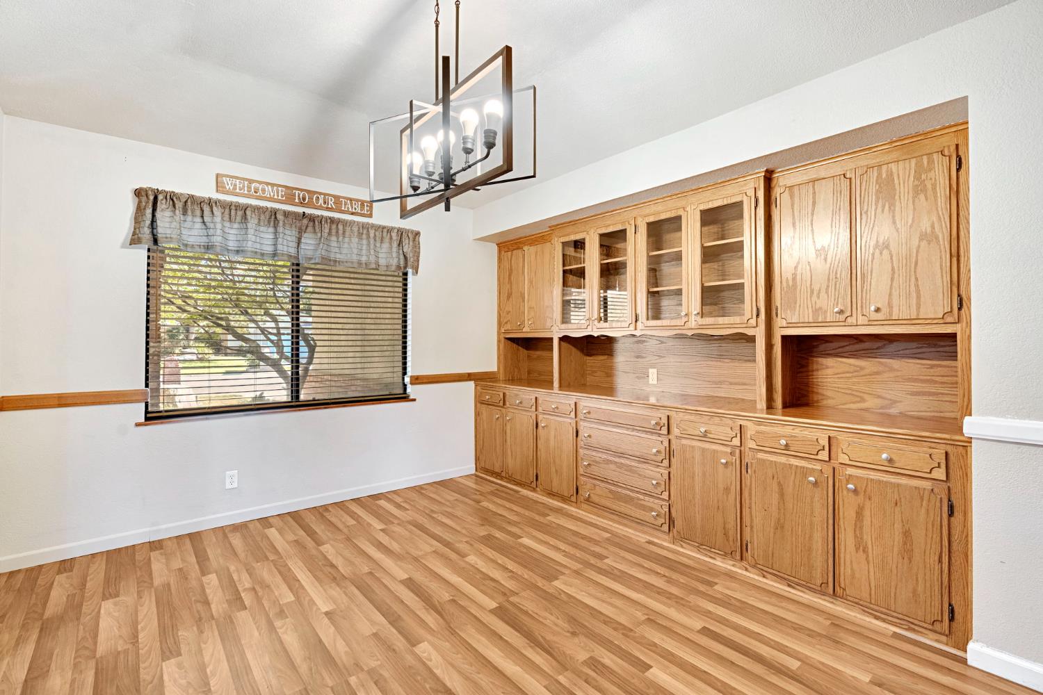 1661 E Fallbrook Ave, Fresno, CA 93720
