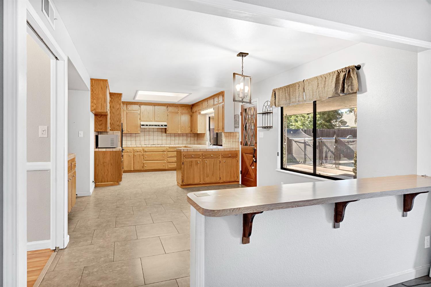 1661 E Fallbrook Ave, Fresno, CA 93720