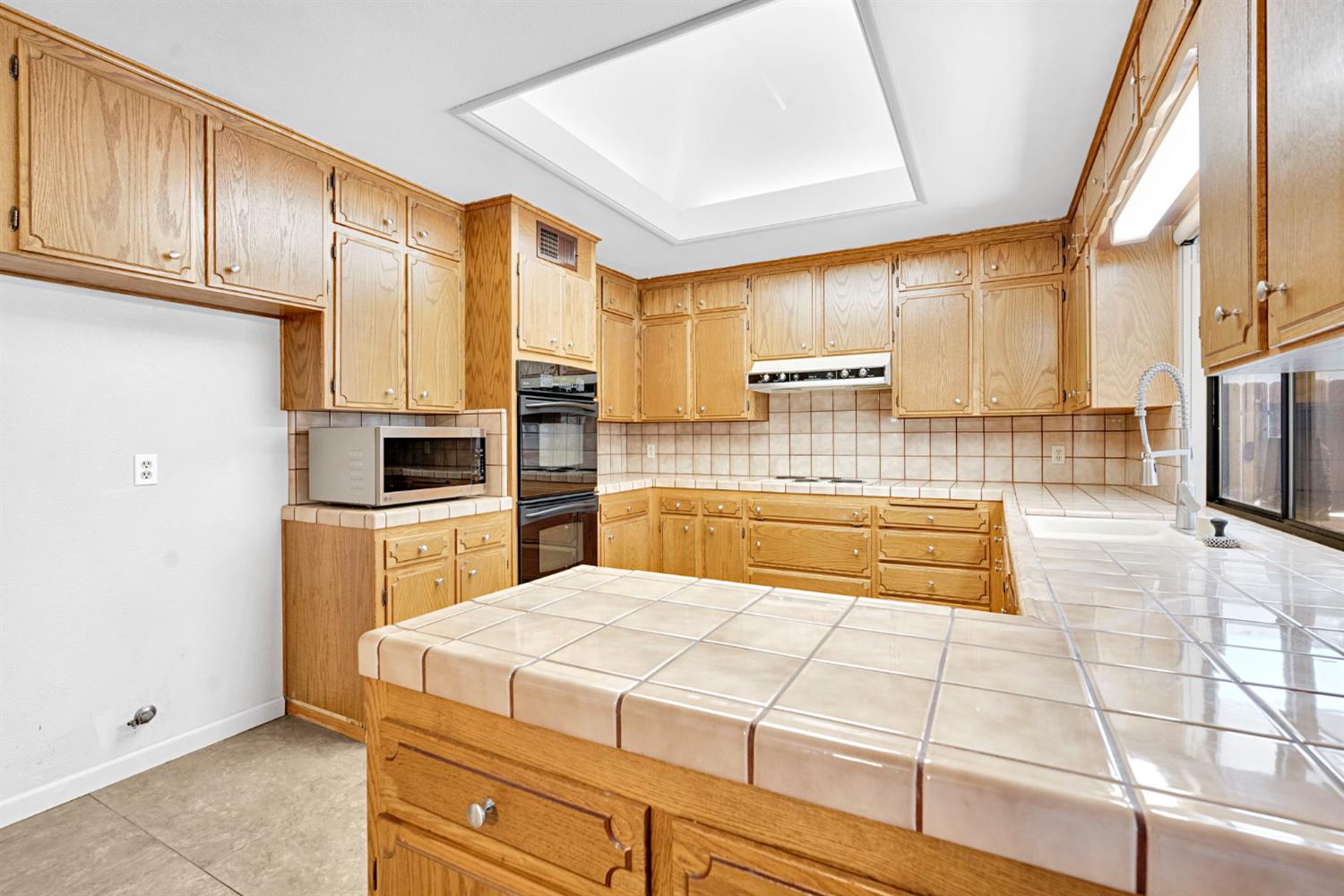 1661 E Fallbrook Ave, Fresno, CA 93720