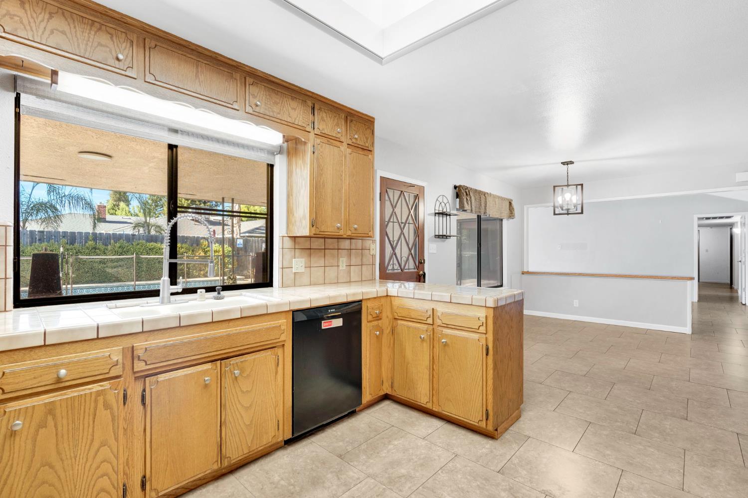 1661 E Fallbrook Ave, Fresno, CA 93720