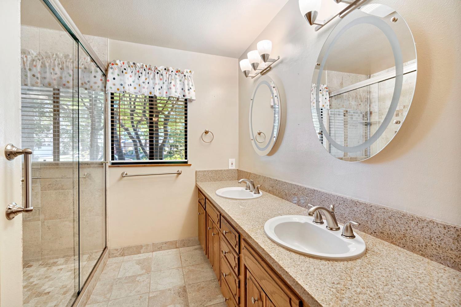 1661 E Fallbrook Ave, Fresno, CA 93720