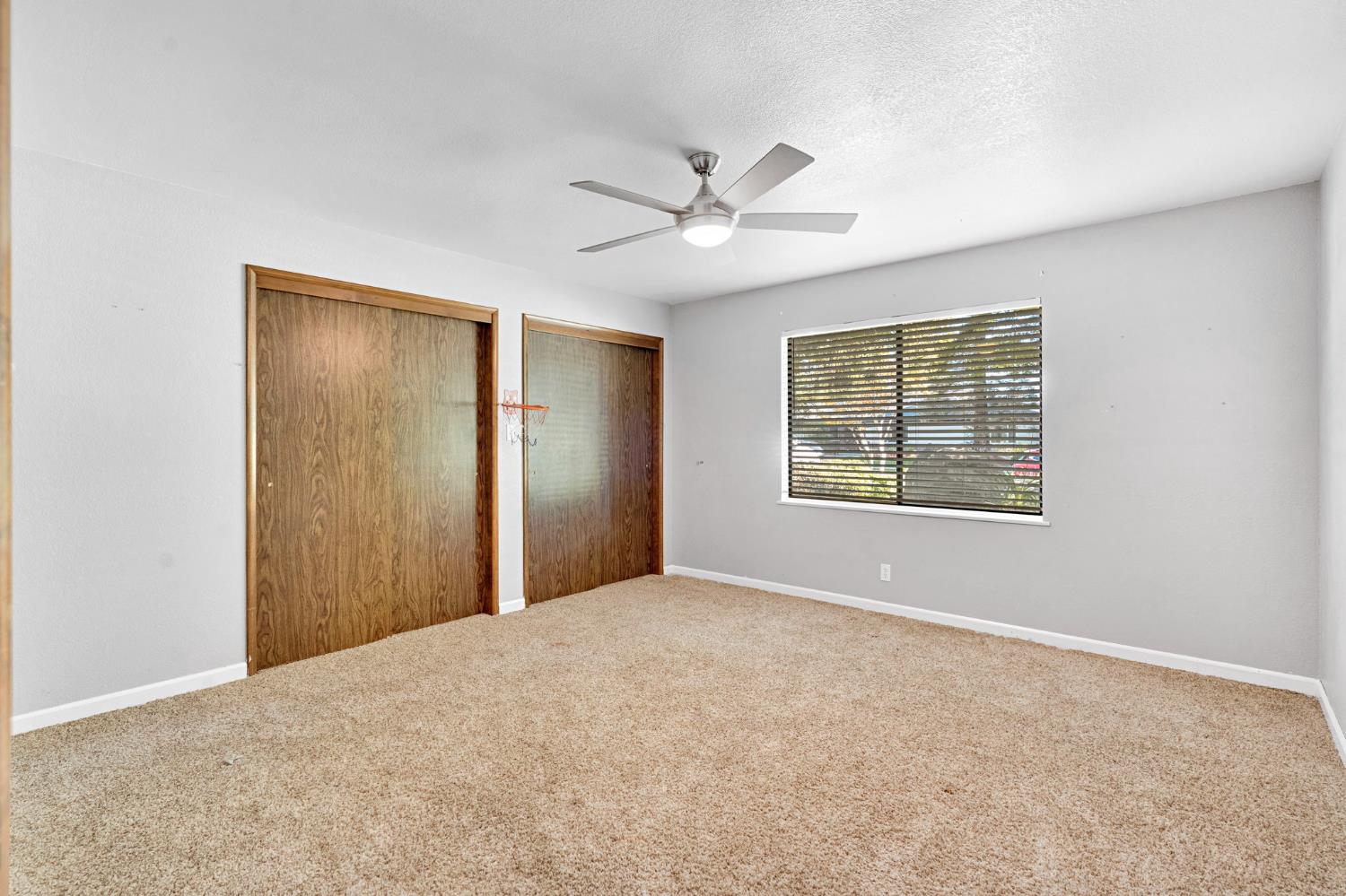 1661 E Fallbrook Ave, Fresno, CA 93720