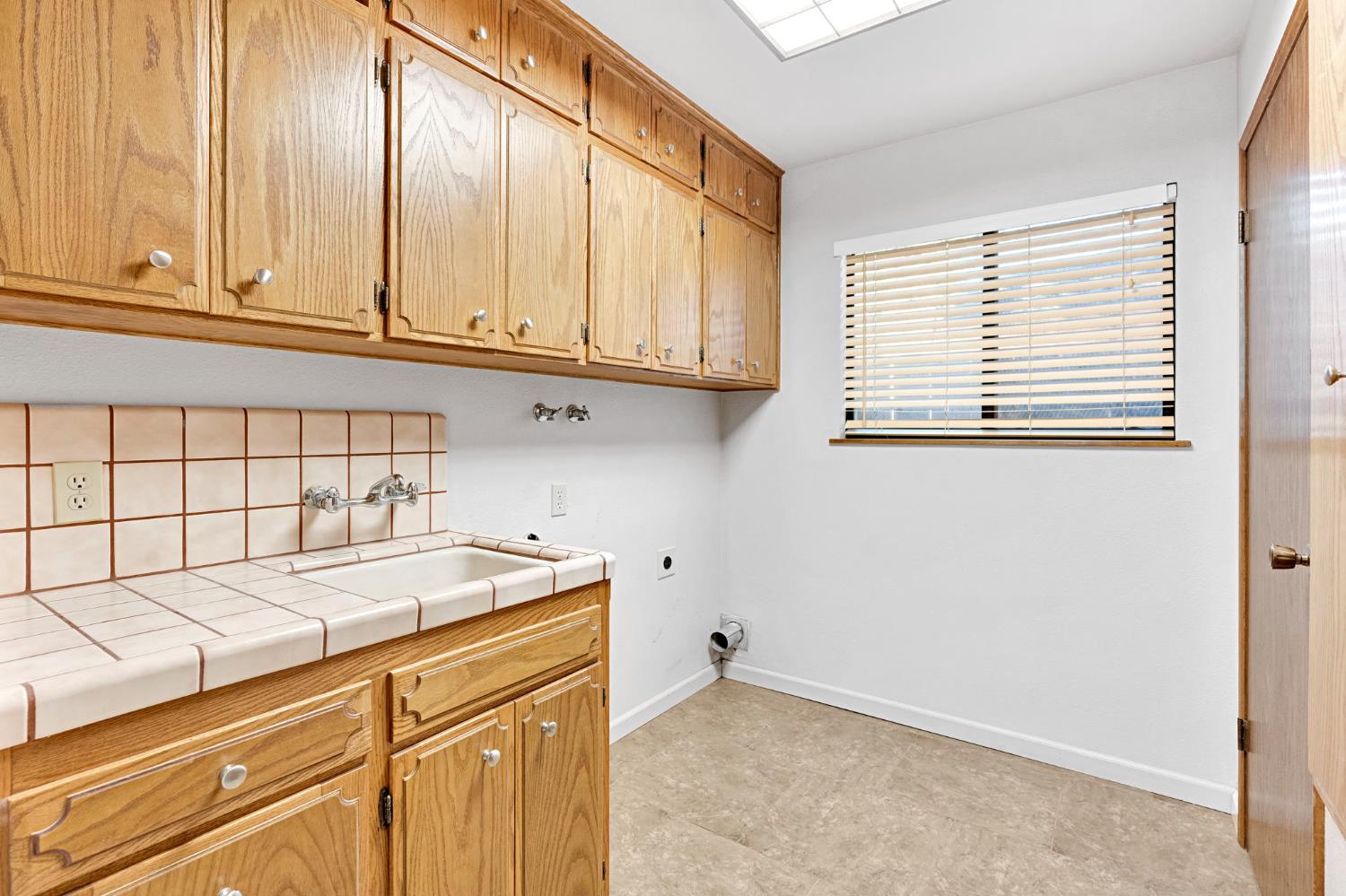 1661 E Fallbrook Ave, Fresno, CA 93720