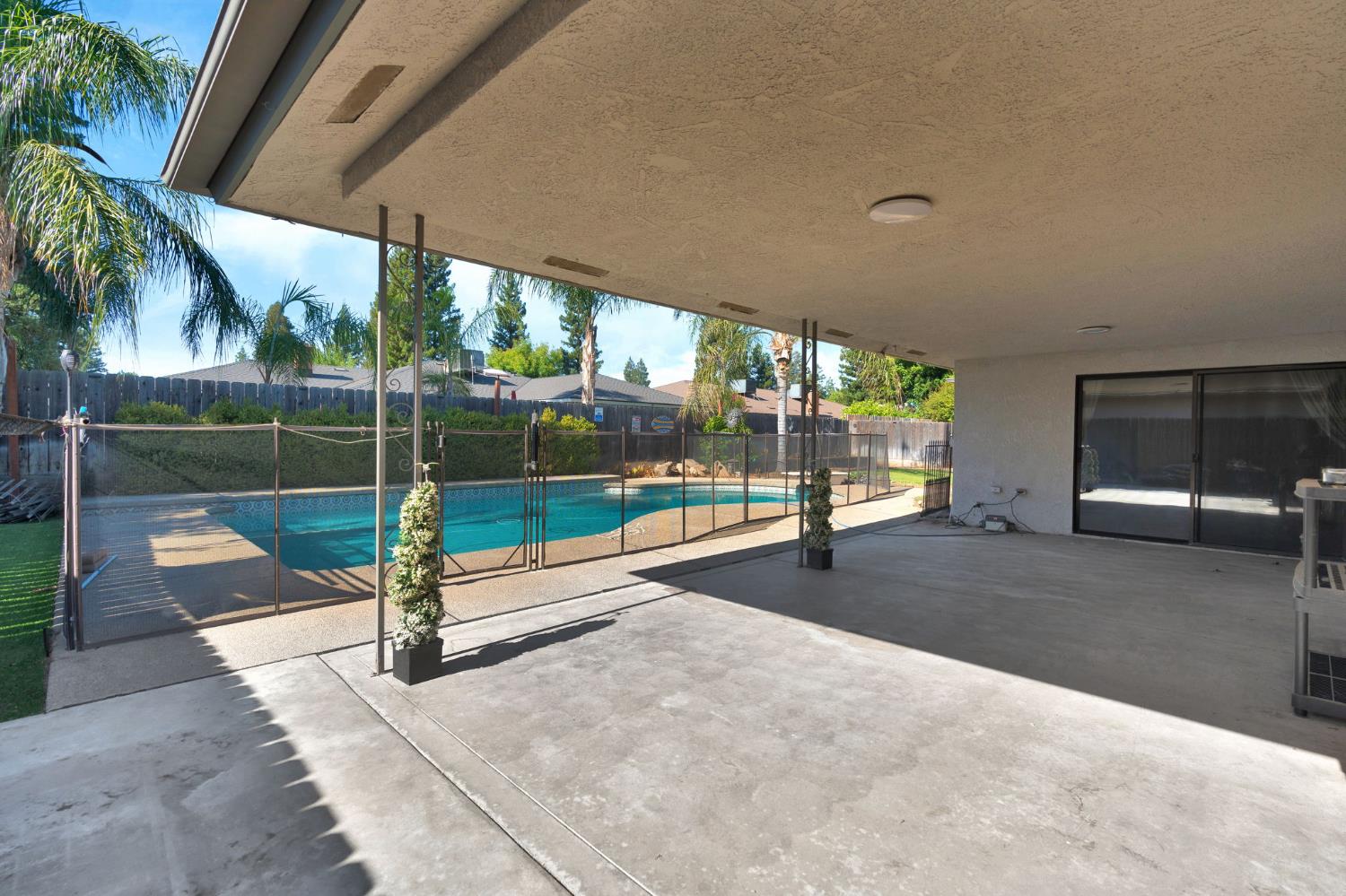 1661 E Fallbrook Ave, Fresno, CA 93720