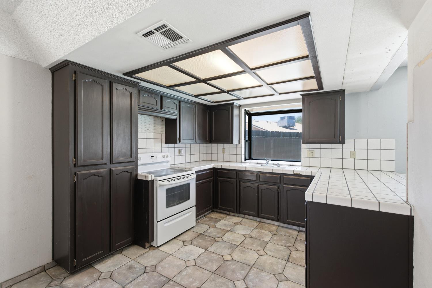 1335 Ramona Ave, Clovis, CA 93612
