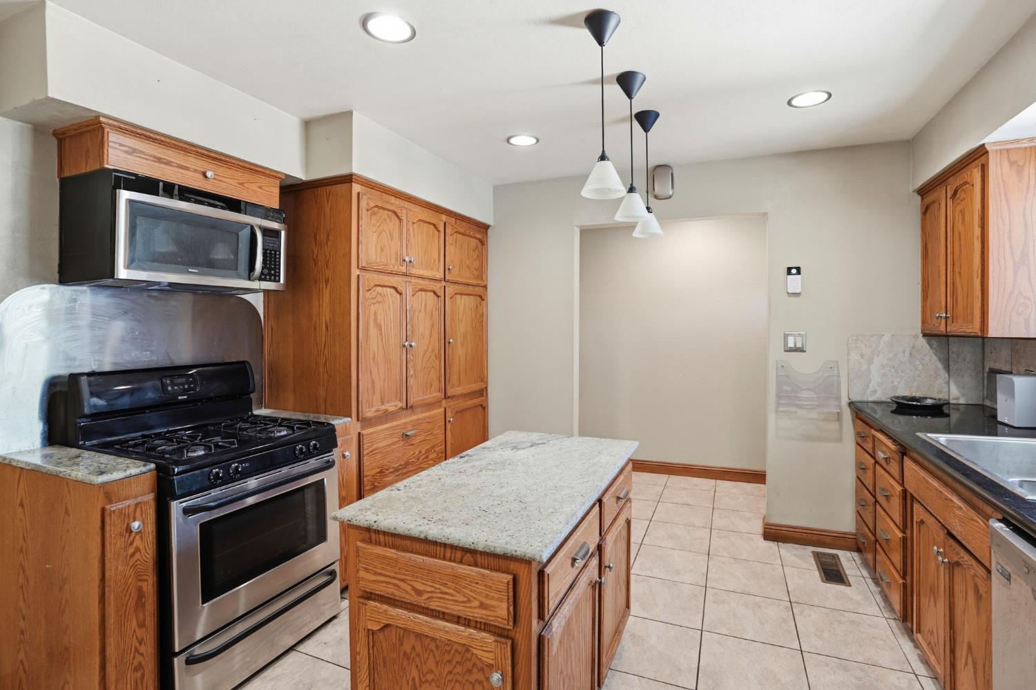 3356 E Pontiac Way, Fresno, CA 93726