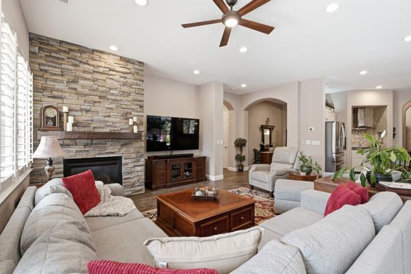 1697 N Jasmine Ave, Clovis, CA 93619