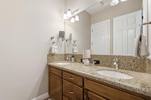 1697 N Jasmine Ave, Clovis, CA 93619