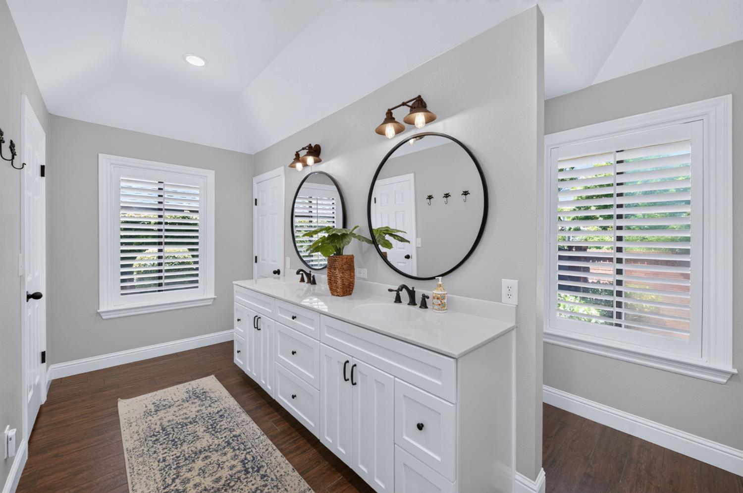 2555 W Bluff Ave #101, Fresno, CA 93711