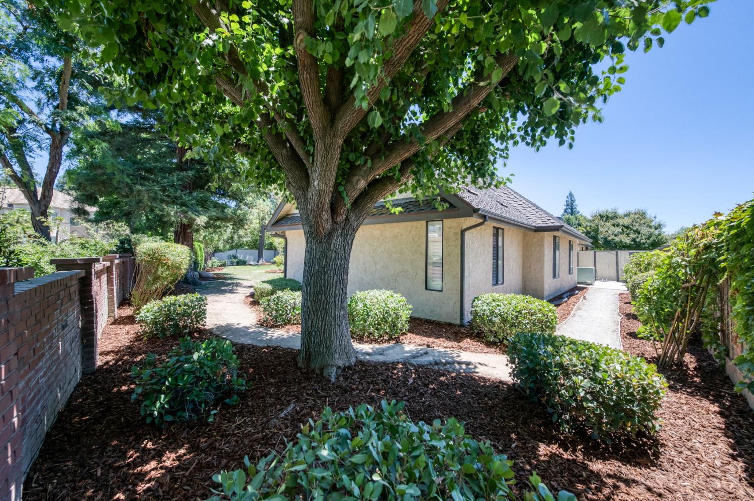 2555 W Bluff Ave #101, Fresno, CA 93711