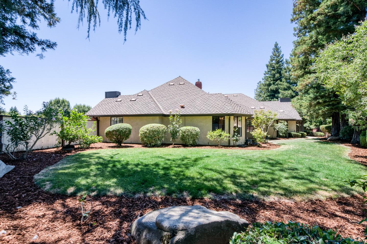 2555 W Bluff Ave #101, Fresno, CA 93711