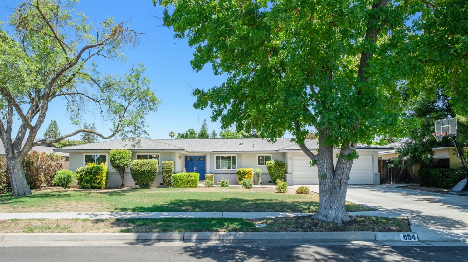 654 W Celeste, Fresno, CA 93704