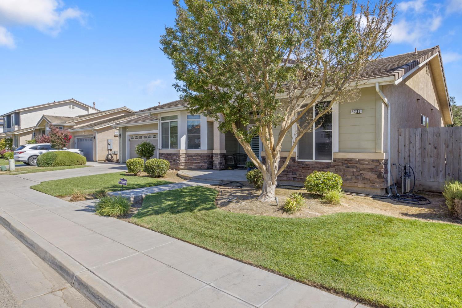 6733 W Dovewood Ln, Fresno, CA 93723