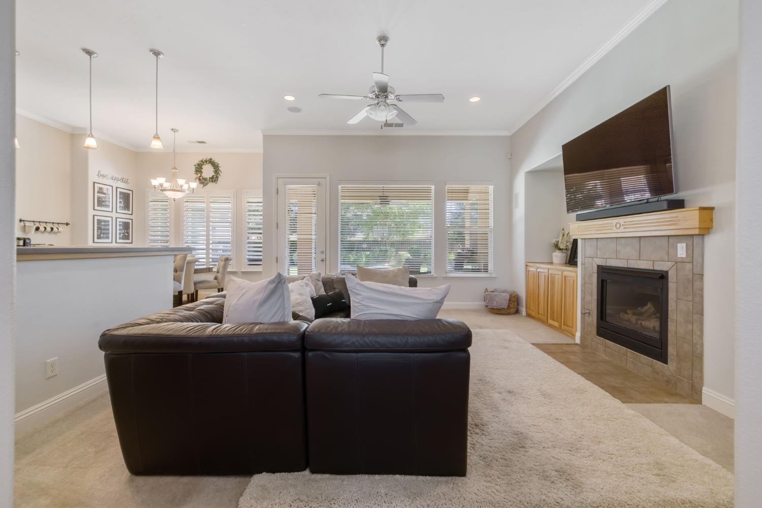 6733 W Dovewood Ln, Fresno, CA 93723
