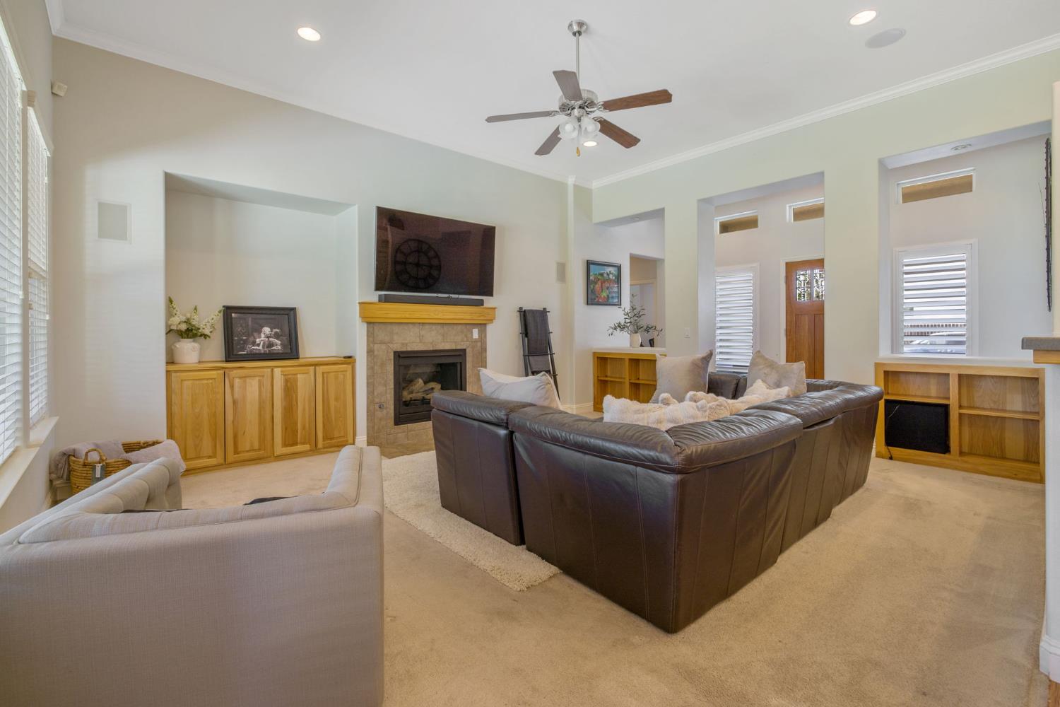 6733 W Dovewood Ln, Fresno, CA 93723