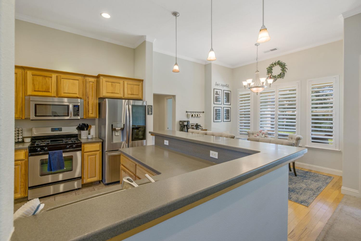 6733 W Dovewood Ln, Fresno, CA 93723
