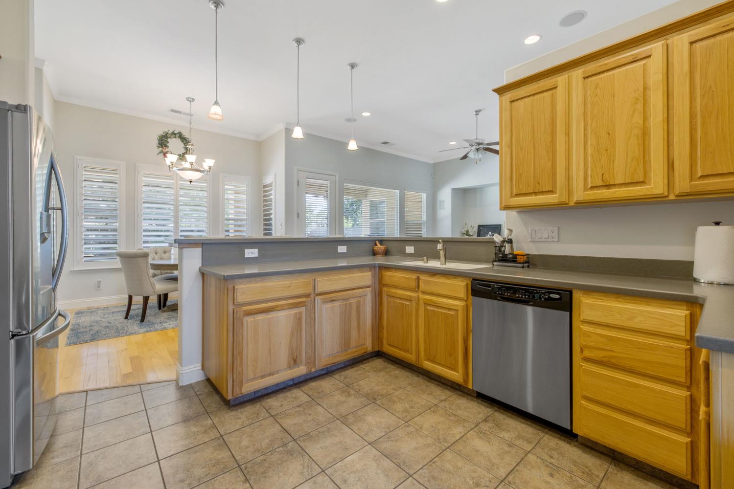 6733 W Dovewood Ln, Fresno, CA 93723