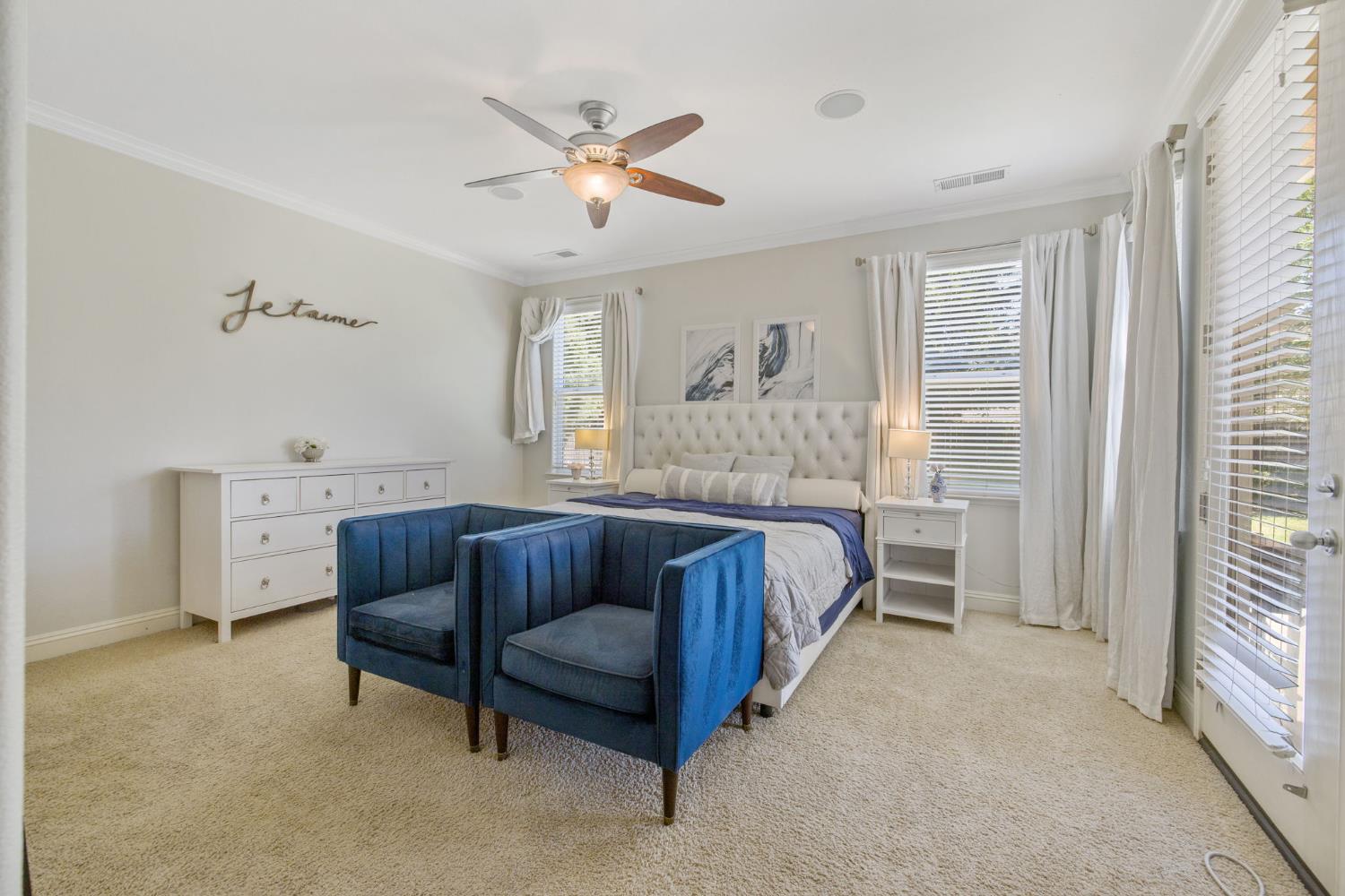 6733 W Dovewood Ln, Fresno, CA 93723