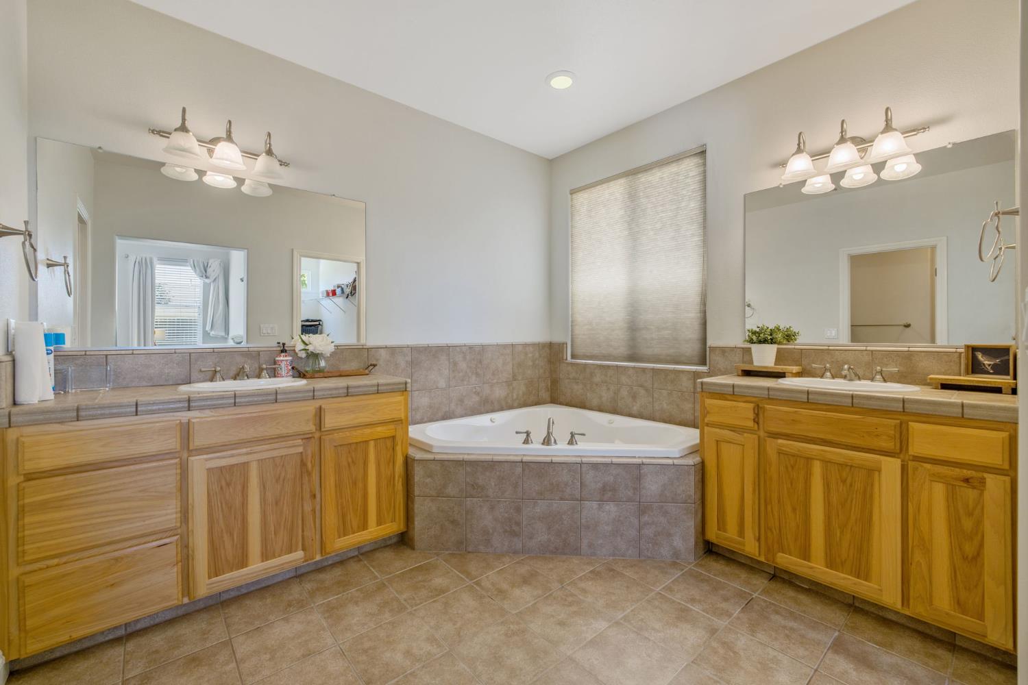 6733 W Dovewood Ln, Fresno, CA 93723