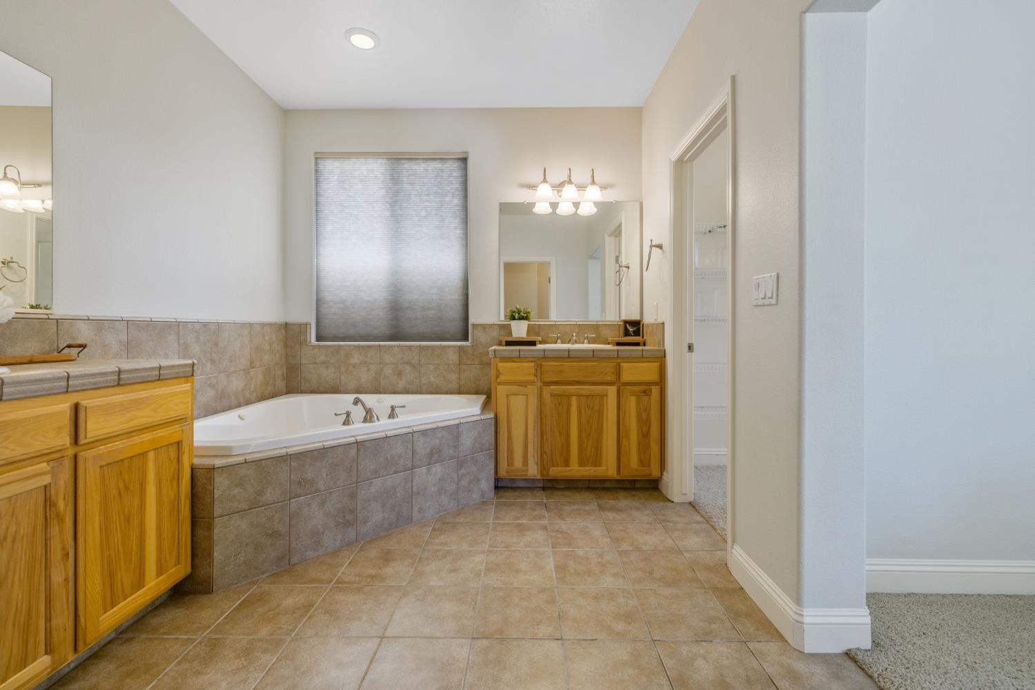 6733 W Dovewood Ln, Fresno, CA 93723