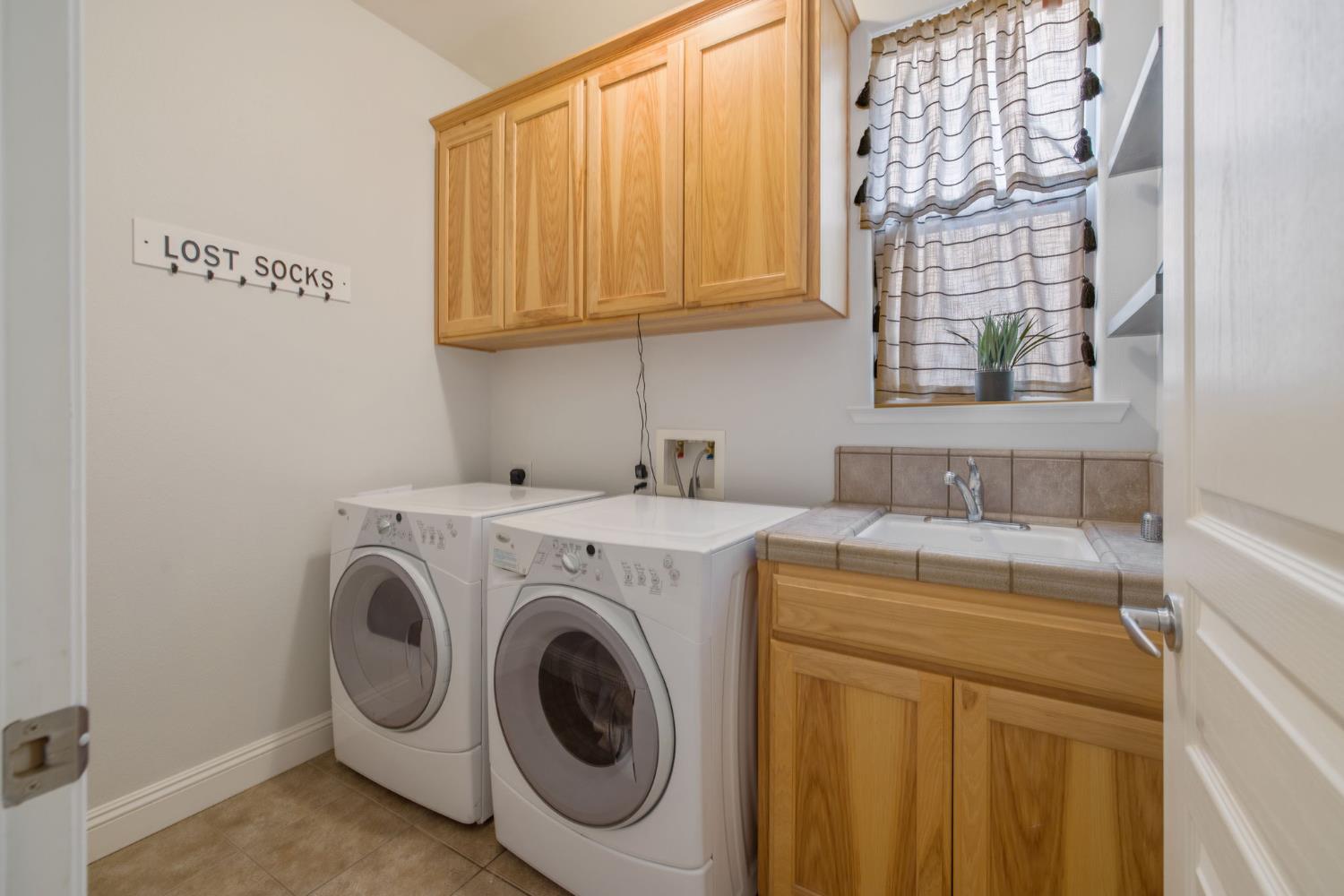 6733 W Dovewood Ln, Fresno, CA 93723