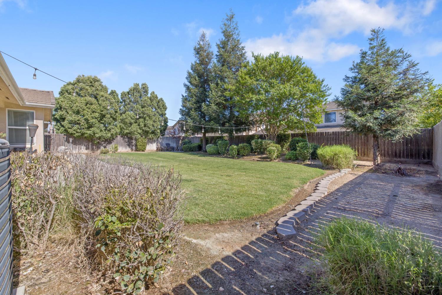 6733 W Dovewood Ln, Fresno, CA 93723