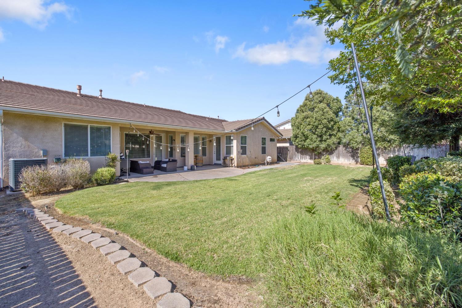 6733 W Dovewood Ln, Fresno, CA 93723