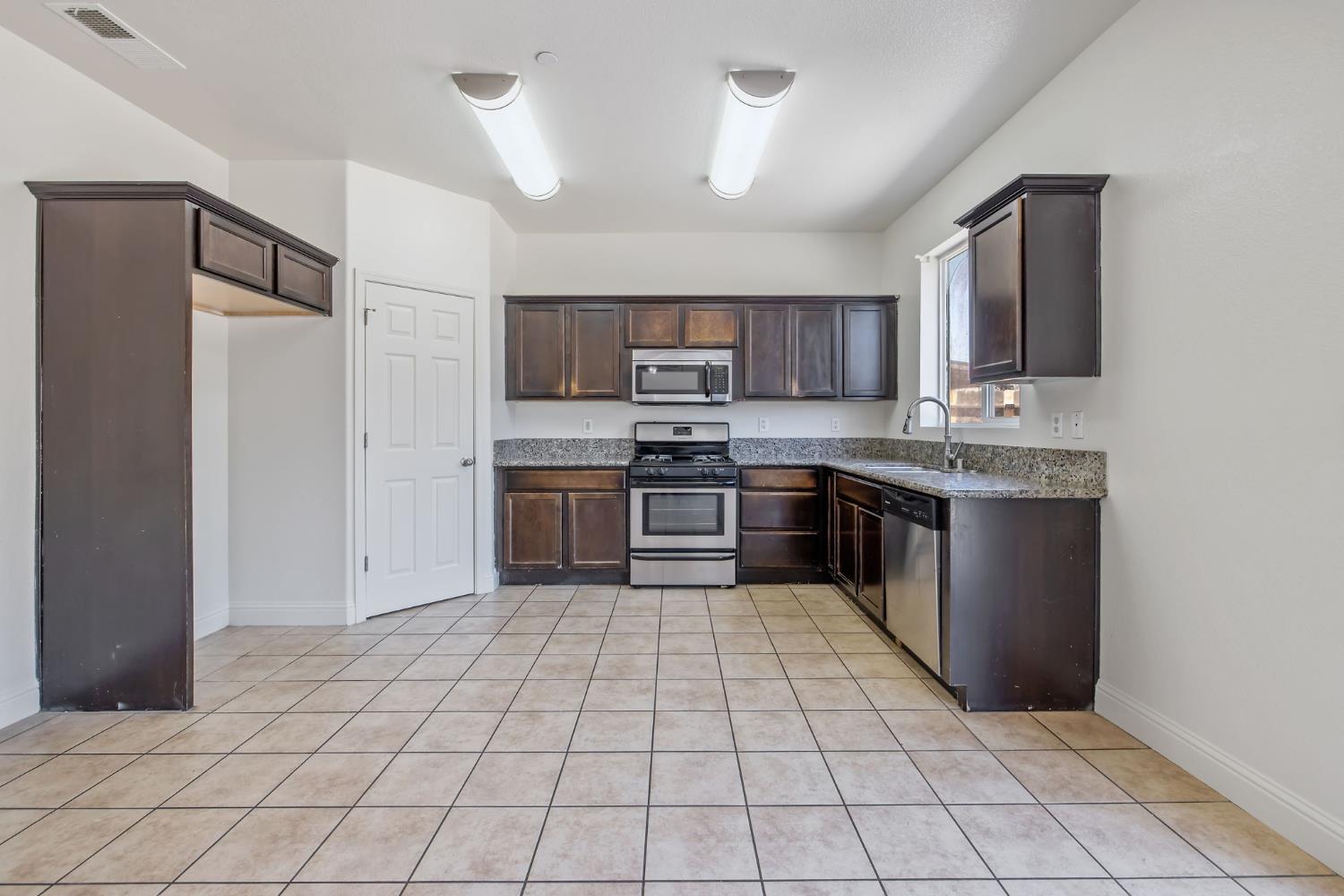 2964 Hannah Ave, Sanger, CA 93657