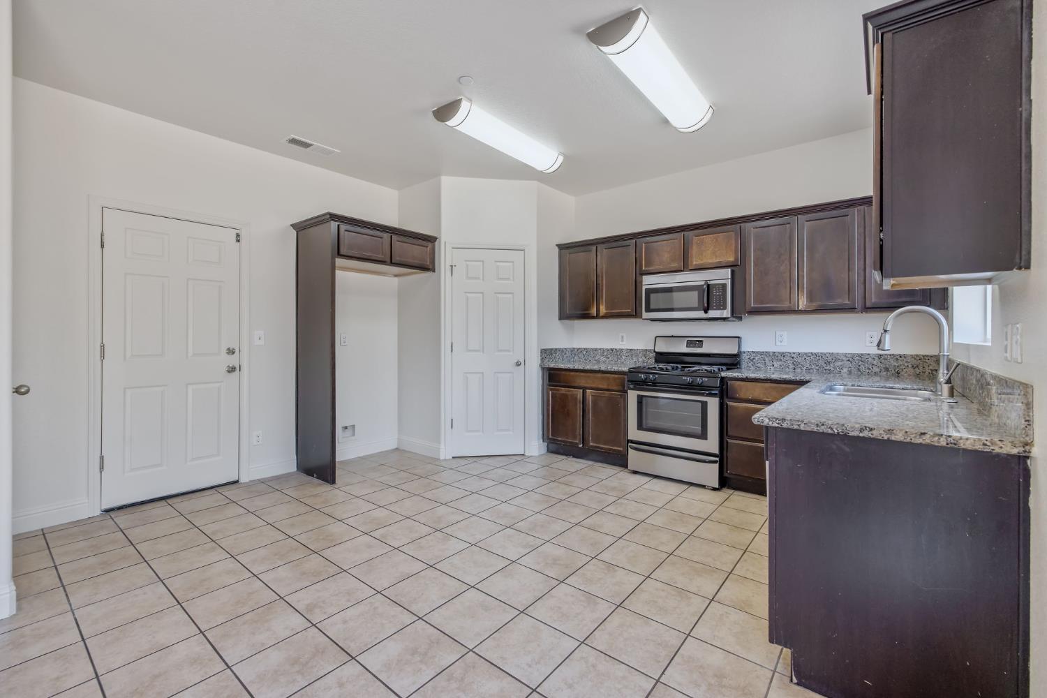 2964 Hannah Ave, Sanger, CA 93657