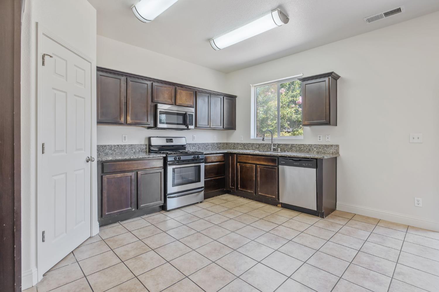 2964 Hannah Ave, Sanger, CA 93657