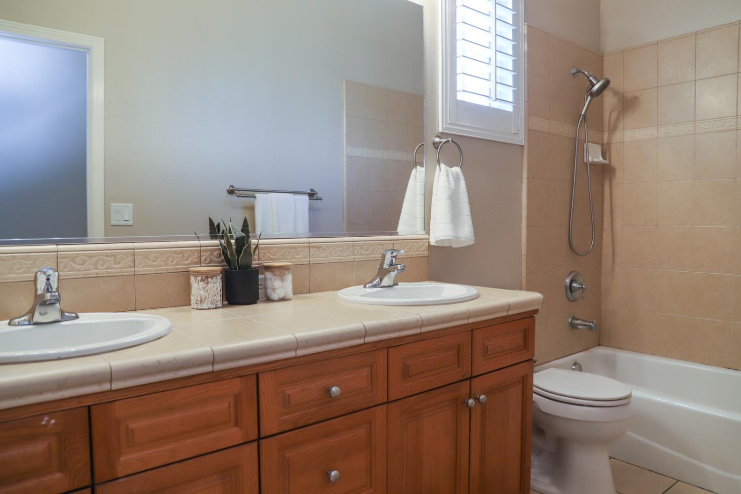 1813 N Ryan Ave, Clovis, CA 93619