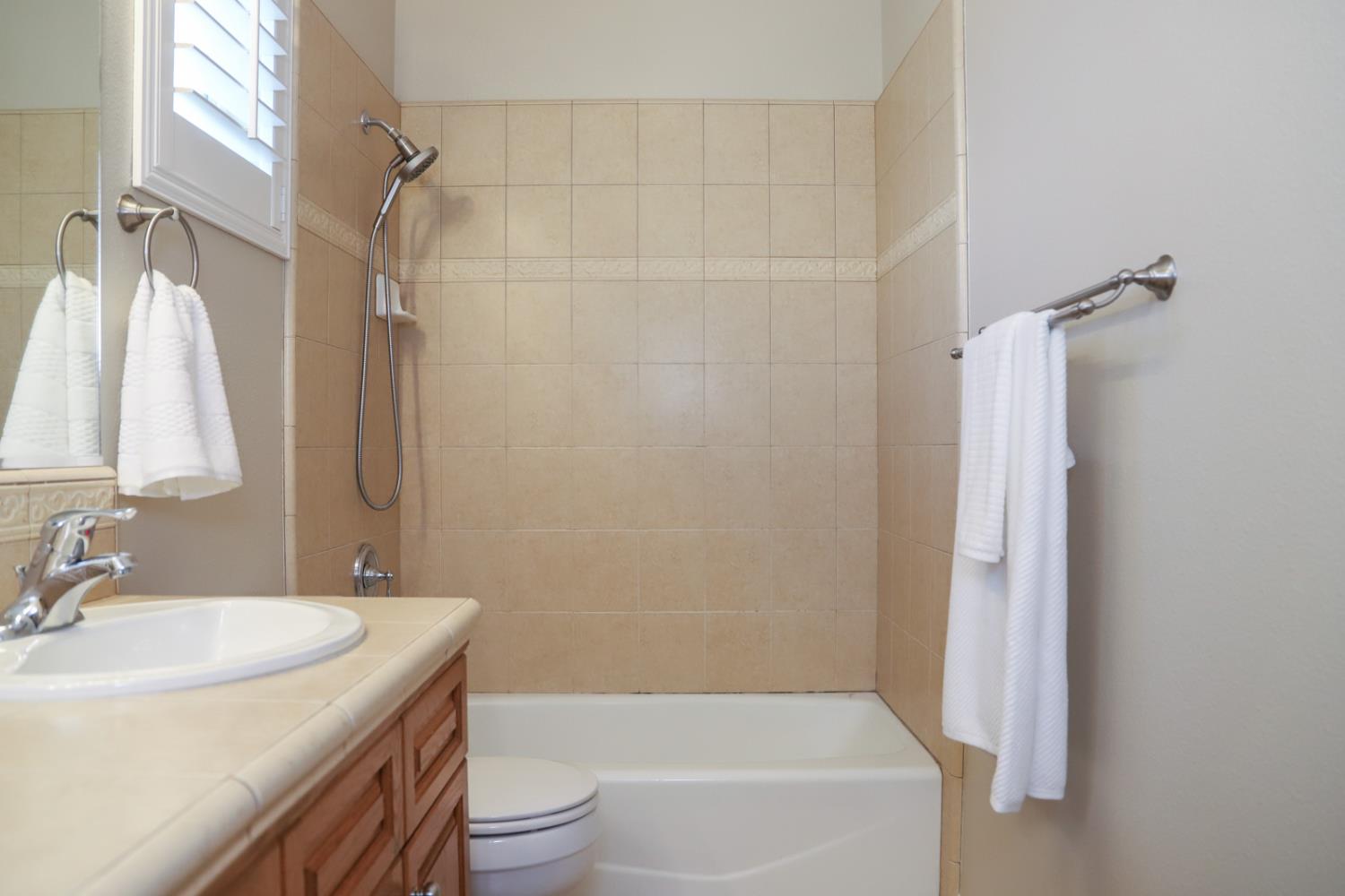 1813 N Ryan Ave, Clovis, CA 93619