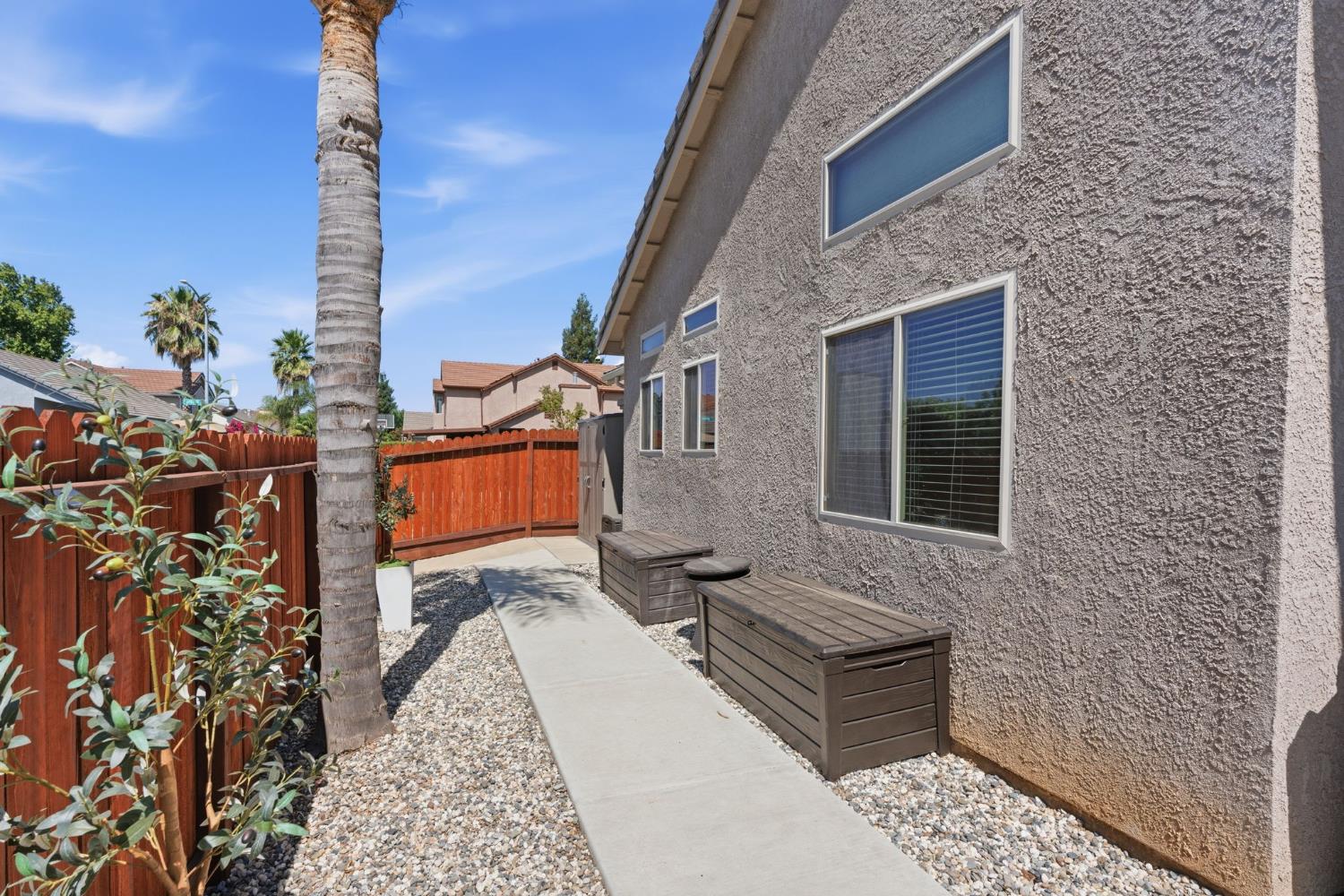 2850 N Apricot Ave, Fresno, CA 93727