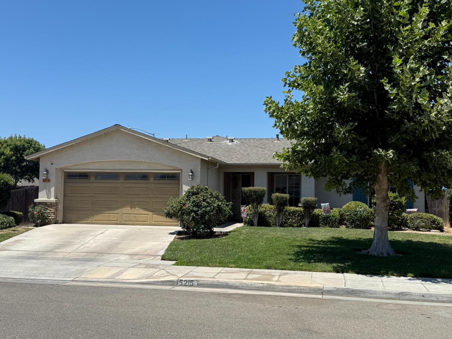 5215 E Hoxie Ave, Fresno, CA 93725