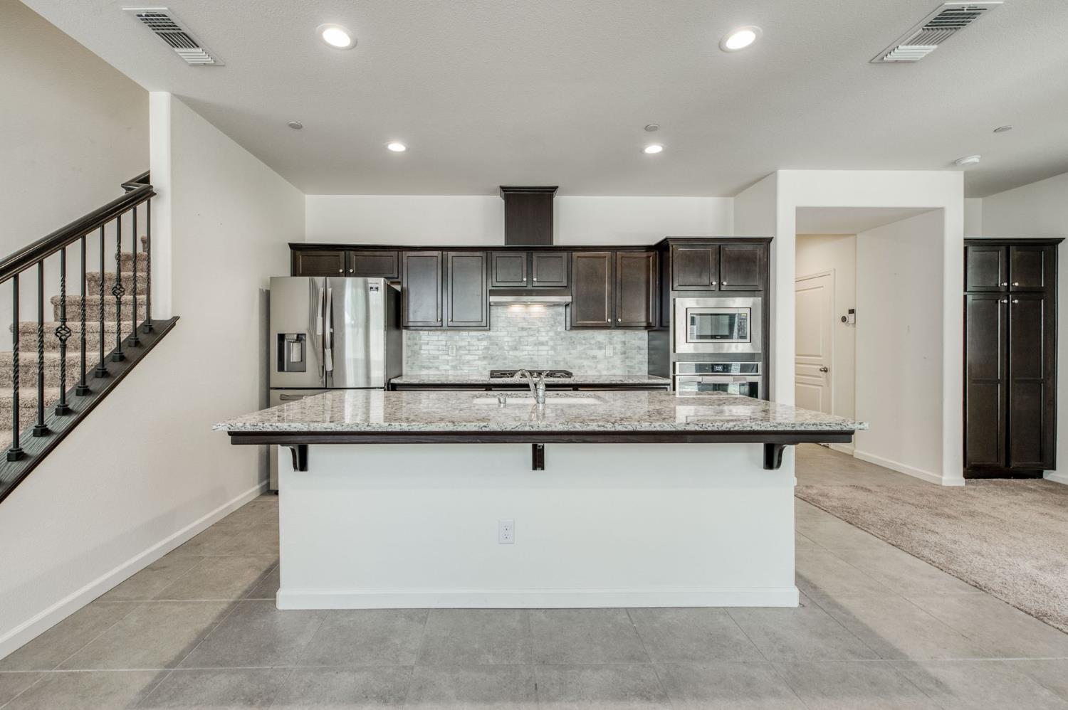 6052 E Bishop Ln, Fresno, CA 93727