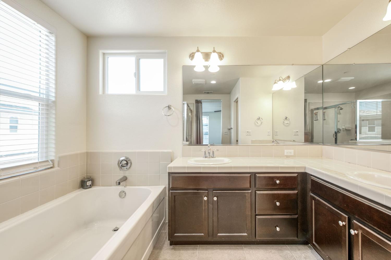 6052 E Bishop Ln, Fresno, CA 93727