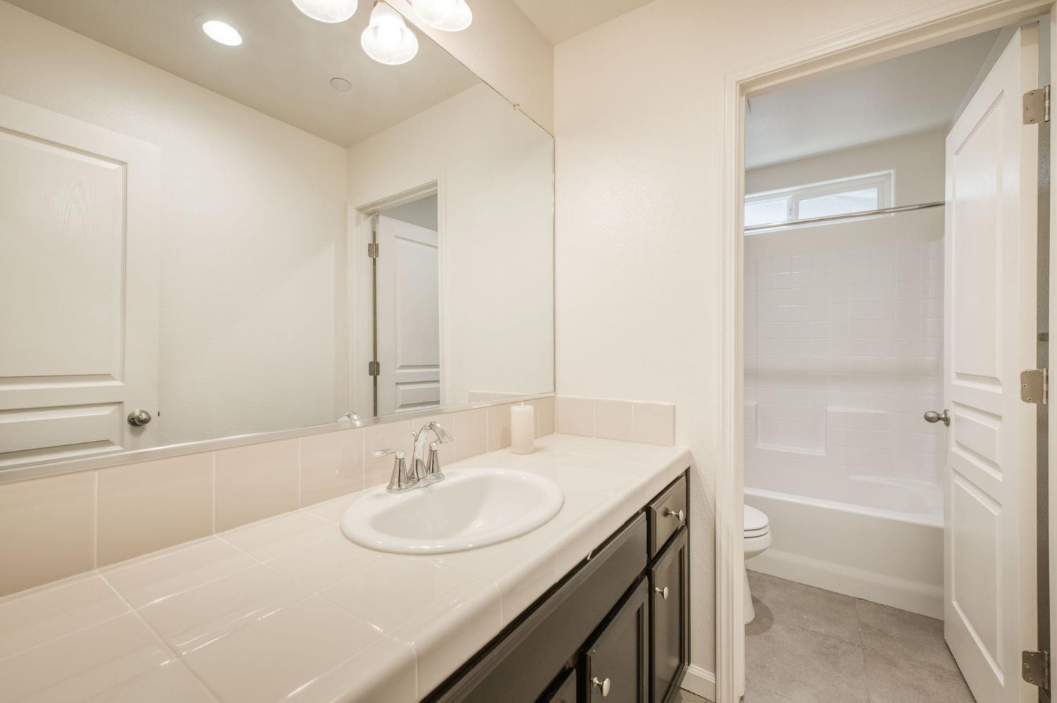 6052 E Bishop Ln, Fresno, CA 93727