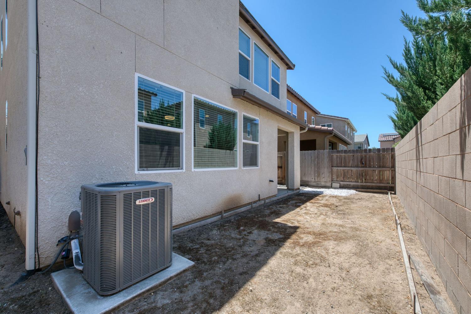 6052 E Bishop Ln, Fresno, CA 93727
