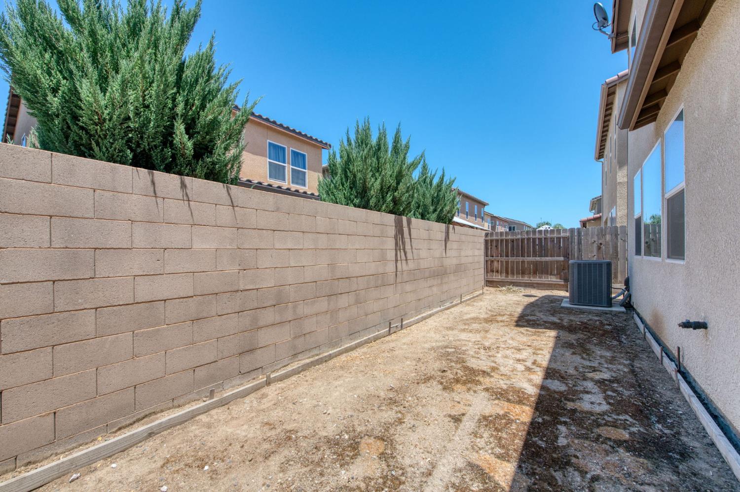 6052 E Bishop Ln, Fresno, CA 93727