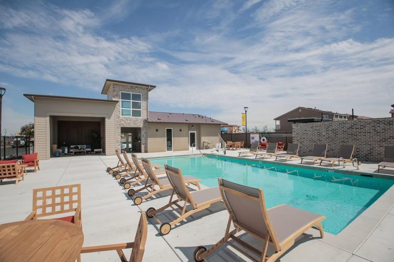 6052 E Bishop Ln, Fresno, CA 93727